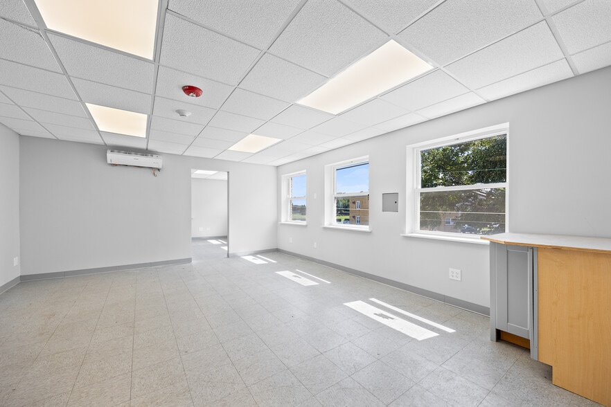 More Photos Of 4520 Rumsey Ave, Oak Lawn Industrial For Sale