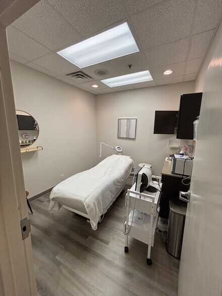 More Photos Of 8119 Isabella Ln, Brentwood Medical For Lease