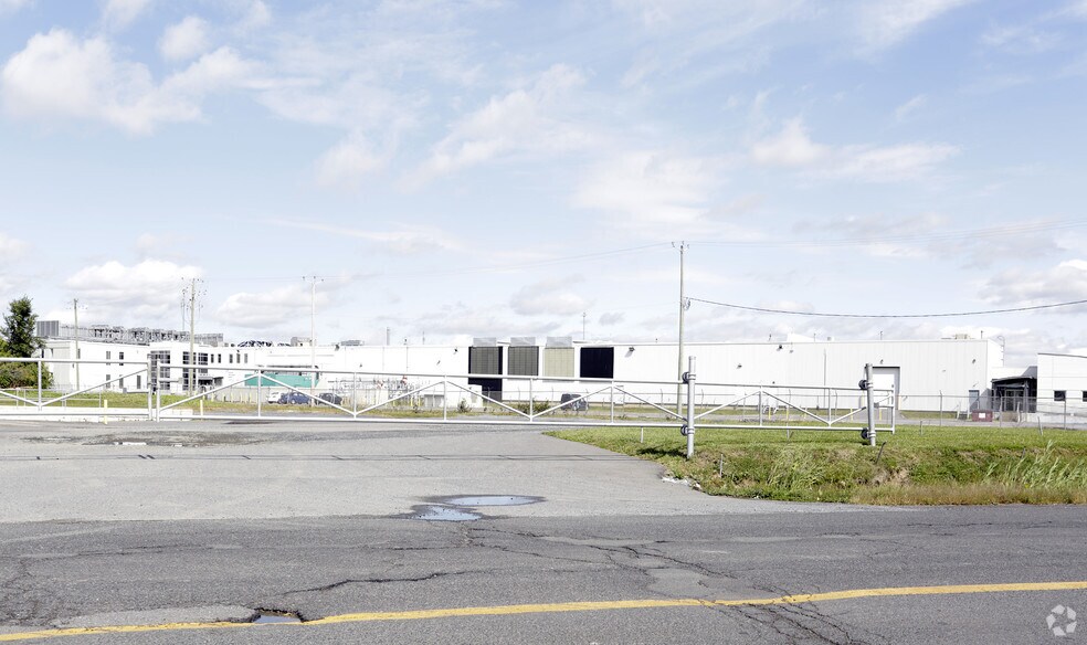 More Photos Of 1350 Rue Nobel, Boucherville Warehouse For Lease