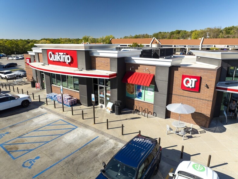 More Photos Of 528 NW Englewood Rd, Kansas City Convenience Store For Sale