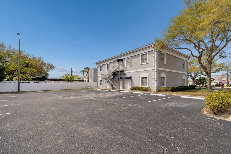 More Photos Of 575 Indian Rocks Rd N, Belleair Bluffs Medical For Lease