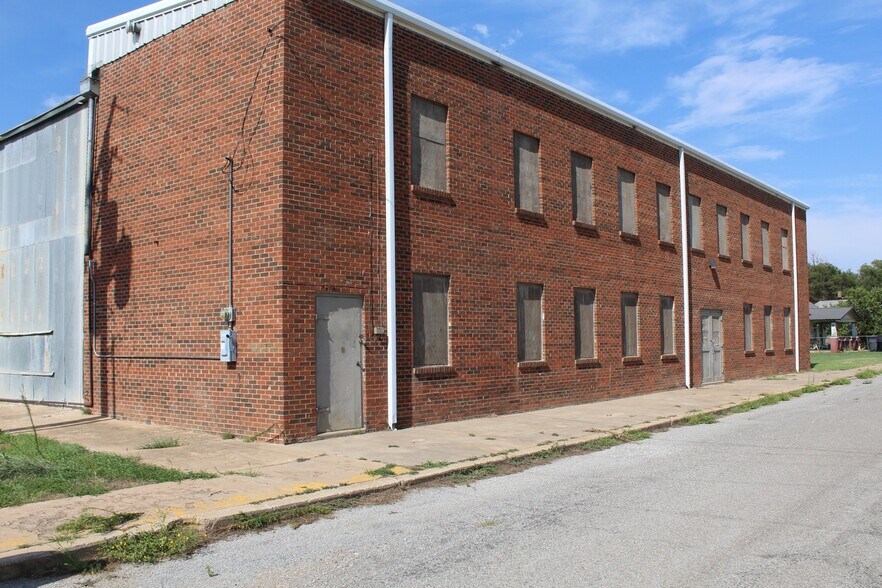 More Photos Of 1871 Elm, Waynoka Sports And Entertainment For Sale