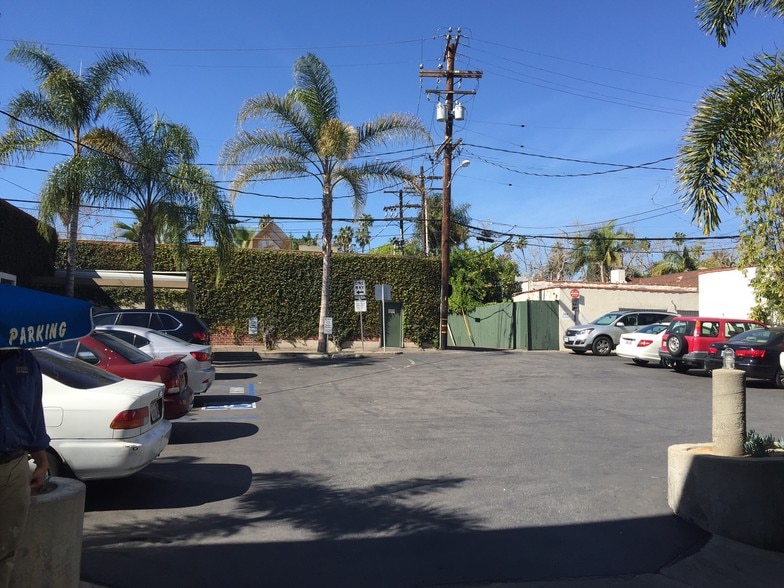 More Photos Of 373 S Doheny Dr, Beverly Hills Storefront For Lease