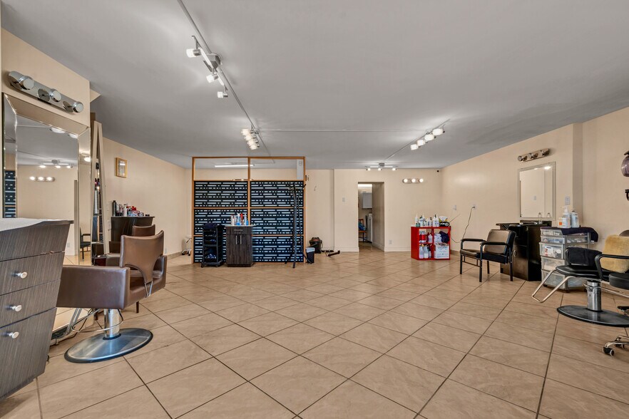 More Photos Of 70 Ottawa St N, Hamilton Storefront Retail Residential For Lease