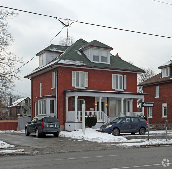 More Photos Of 231 King St E, Oshawa Storefront For Sale