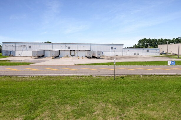 More Photos Of 2304 Industrial Dr, Cullman Warehouse For Lease