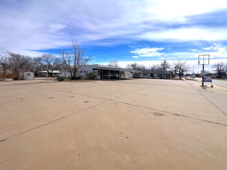 More Photos Of 230 N Louis Tittle Ave, Mangum Auto Repair For Sale