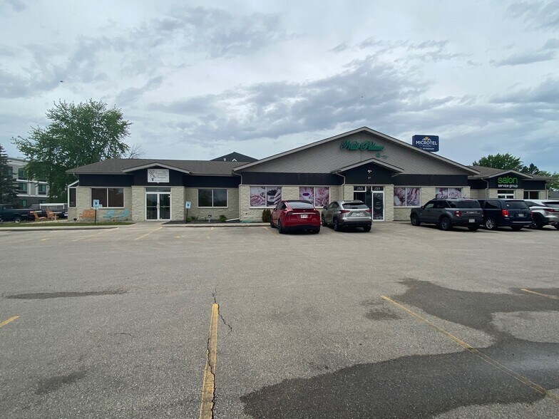 More Photos Of 245 N Metro Dr, Appleton Storefront Retail Office For Lease