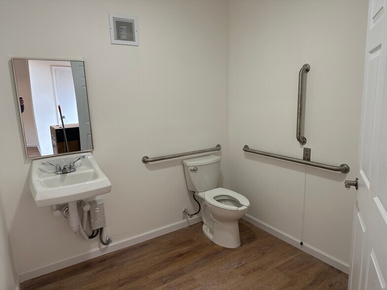 More Photos Of 410 Main St, Southington Storefront Retail Office For Lease