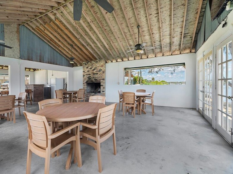 More Photos Of 412 Indian River Dr, Sebastian Hotel For Sale