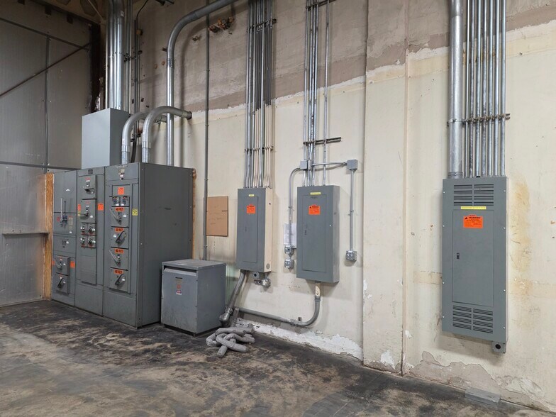 More Photos Of 300 Airport Rd, Ames Warehouse For Sale