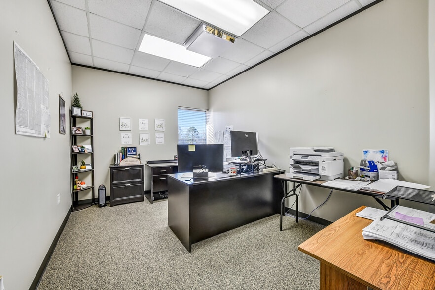 More Photos Of 2401 Parkwood Ave, Friendswood Office For Sale