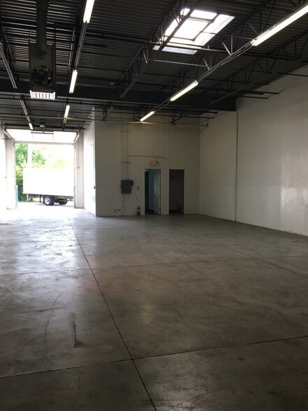 More Photos Of 351-425 Country Club Dr, Bensenville Warehouse For Lease