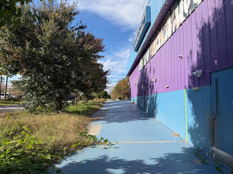 More Photos Of 900 W Chapel Rd, Asheville Showroom For Sale