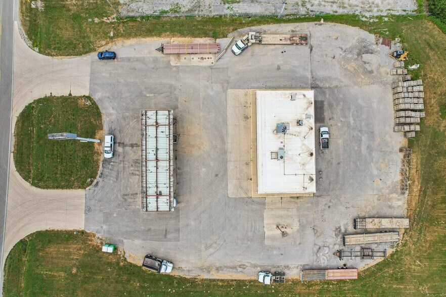 Primary Photo Of 402 W Johnson St, Pocahontas Flex For Sale