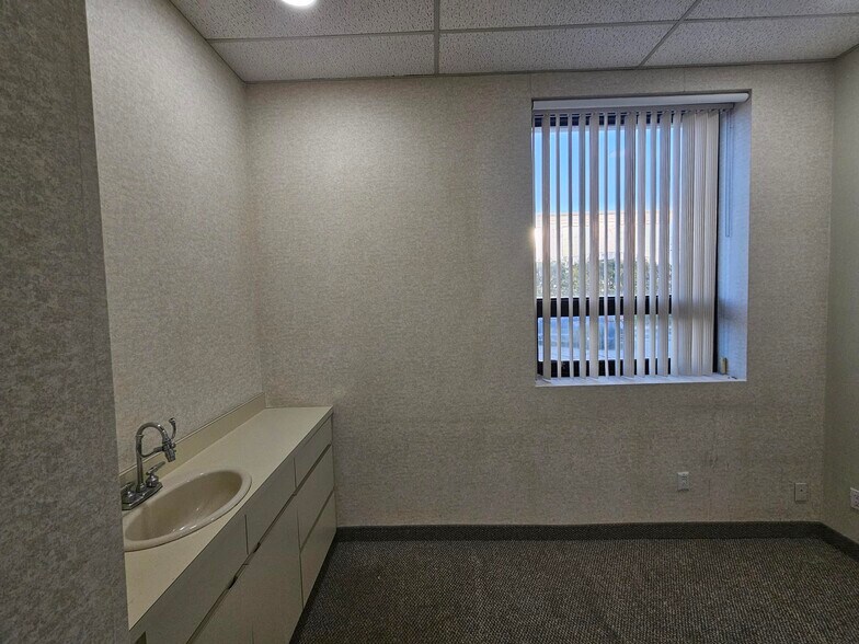 More Photos Of 166 E Jericho Tpke, Mineola Office For Lease