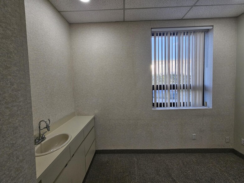 More Photos Of 166 E Jericho Tpke, Mineola Office For Lease