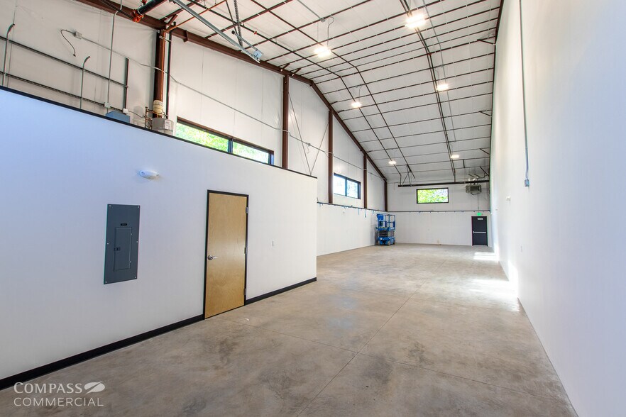 More Photos Of 2754 SW 6th St, Redmond Warehouse For Lease