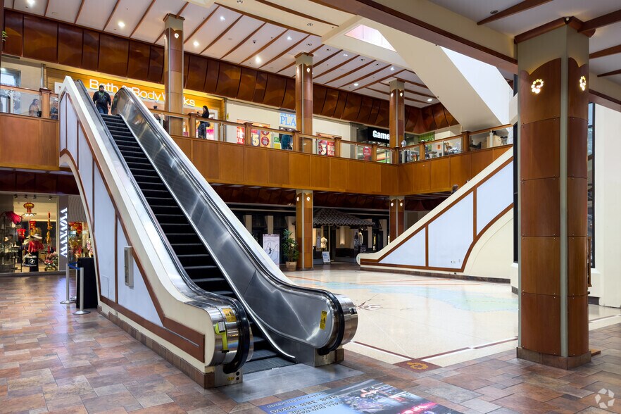 More Photos Of 98-1005 Moanalua Rd, Aiea Department Store For Lease