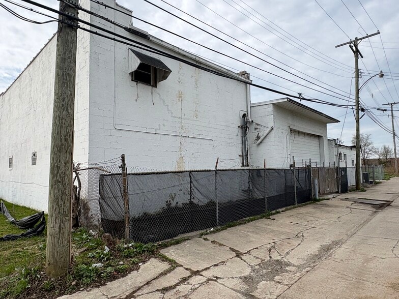 More Photos Of 8725 Harper Ave, Detroit Warehouse For Sale