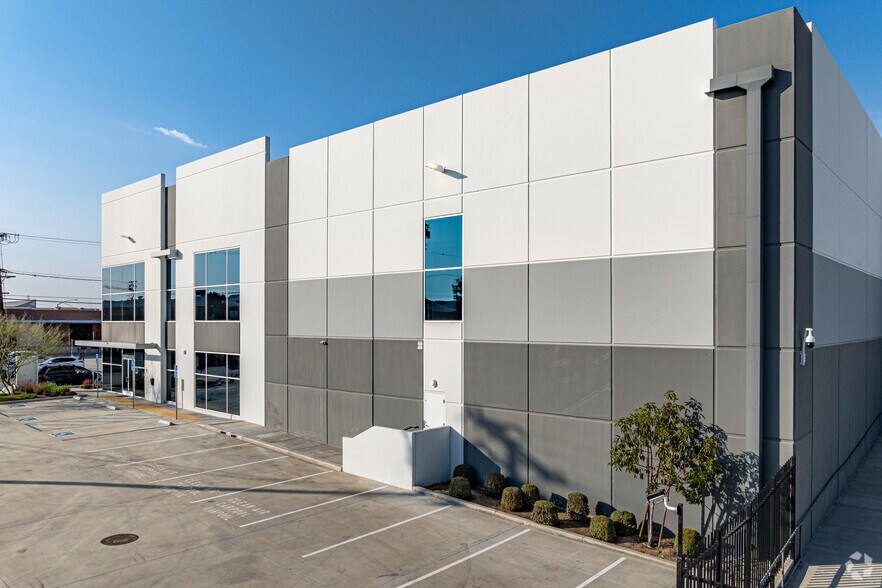 More Photos Of 2222 Yates Ave, Commerce Distribution For Lease