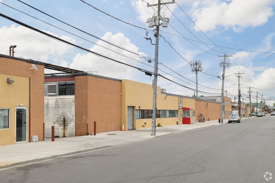 More Photos Of 3333-3345 Royal Ave, Oceanside Light Manufacturing For Lease