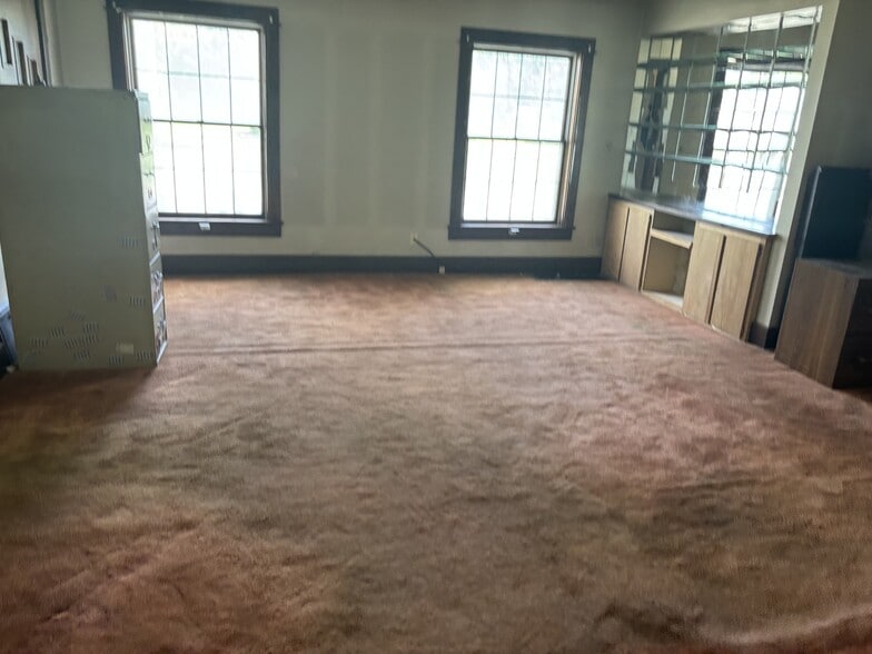 More Photos Of 235 E Western Reserve Rd, Poland Veterinarian Kennel For Sale