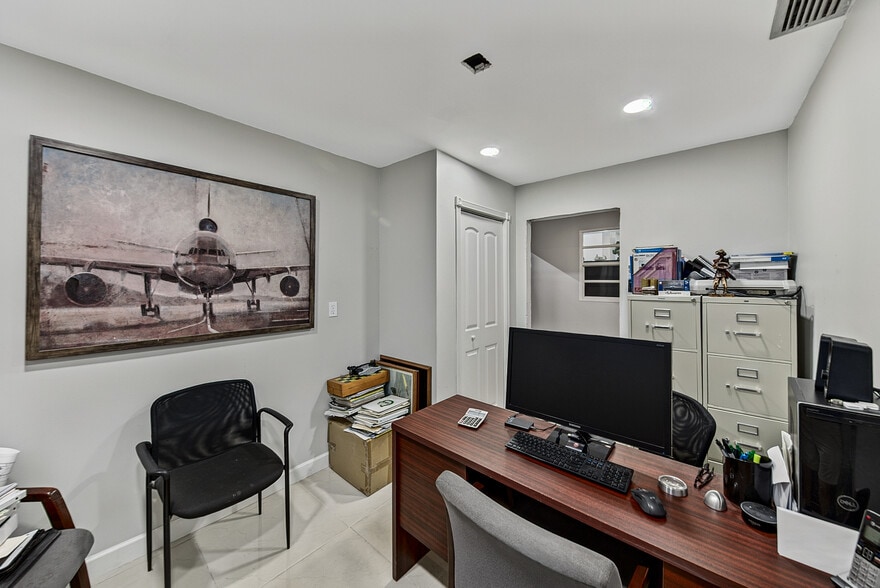 More Photos Of 30 SW 5th Ct, Pompano Beach Flex For Sale