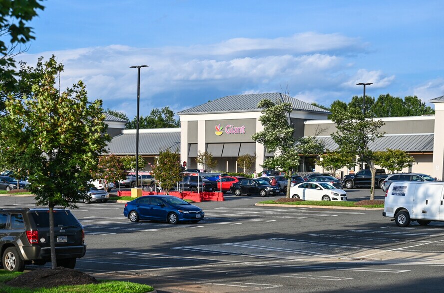 More Photos Of 21050 Southbank St, Sterling Unknown For Lease