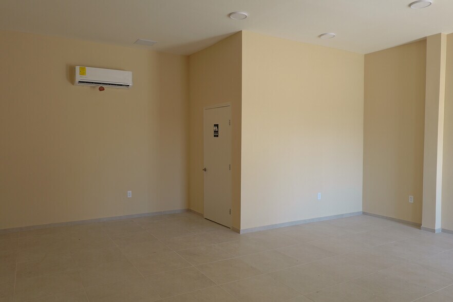 More Photos Of 2418 W Palma Vista Dr, Palmview General Retail For Lease