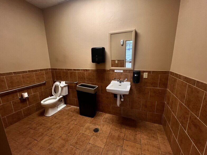 More Photos Of 920 Loveland-Madeira Rd, Loveland Storefront For Lease