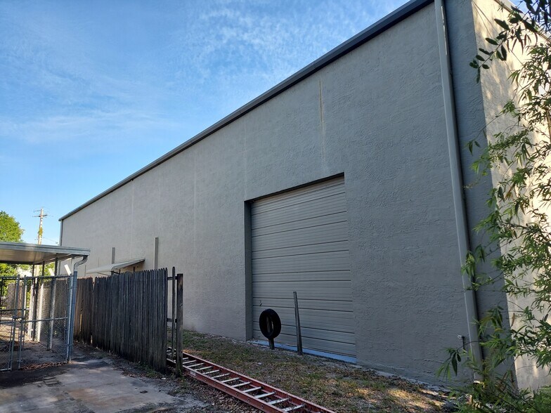 More Photos Of 131 Scarlett Blvd, Oldsmar Warehouse For Lease