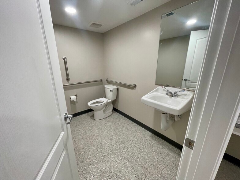 More Photos Of 3925 Lafayette Blvd, Fredericksburg Flex For Lease