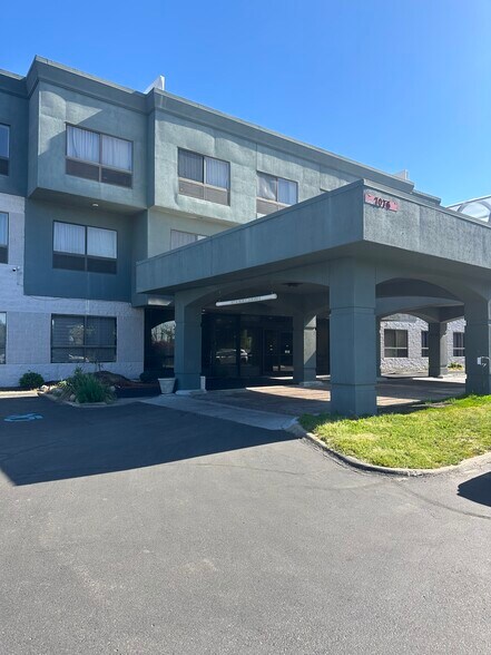 Primary Photo Of 7076 Highland Rd, Waterford Hotel For Lease
