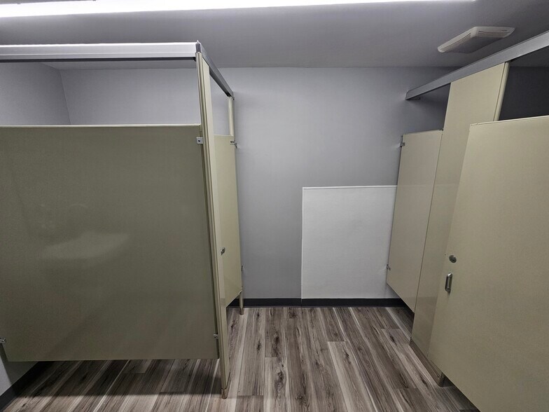 More Photos Of 1811-1833 Mckees Rocks Rd, McKees Rocks Storefront For Lease