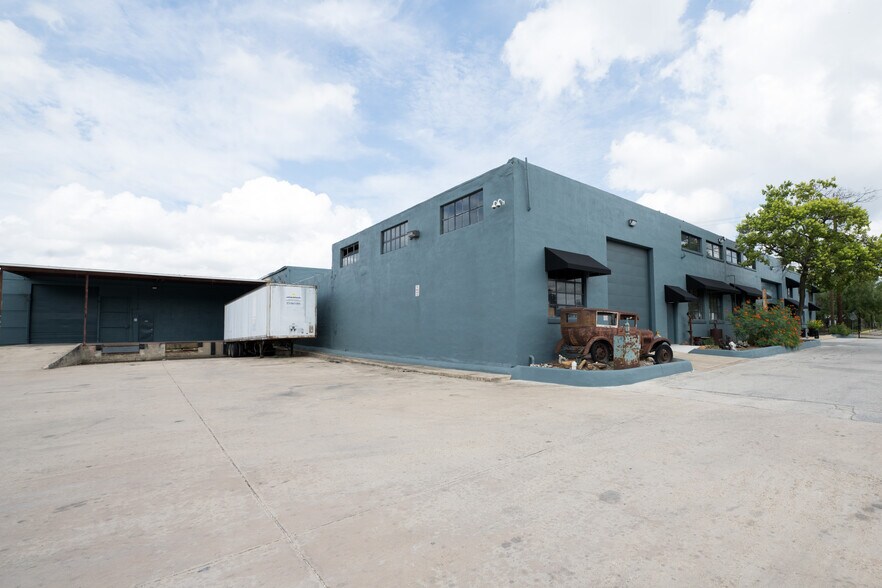 More Photos Of 1303 S Comal St, San Antonio Manufacturing For Lease
