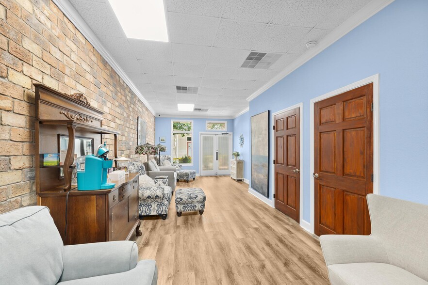 More Photos Of 913 Gulf Breeze Pky, Gulf Breeze Storefront Retail Office For Sale