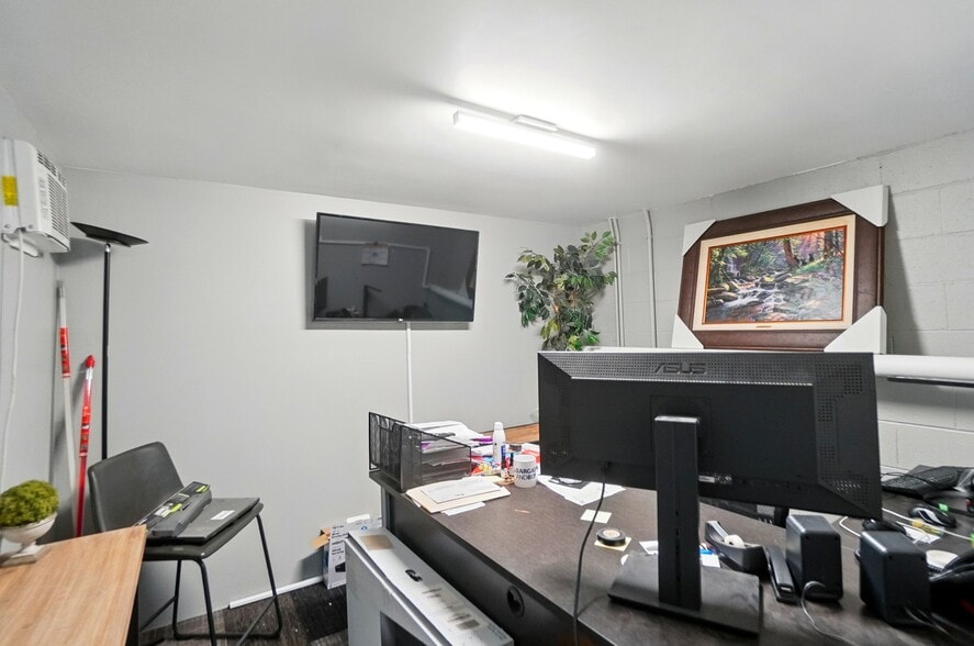 More Photos Of 50 Eswin St, Cincinnati Freestanding For Sale