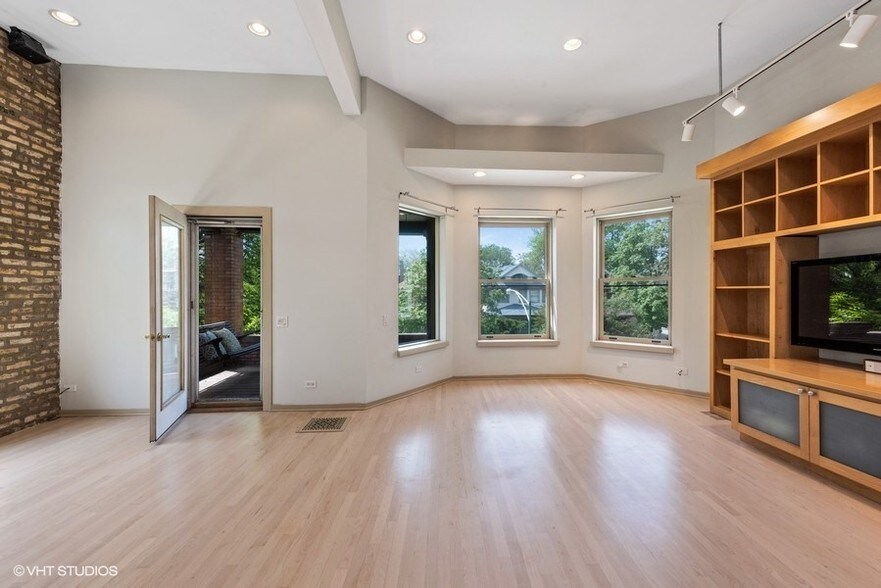 More Photos Of 1228 W Glenlake Ave, Chicago Apartments For Sale