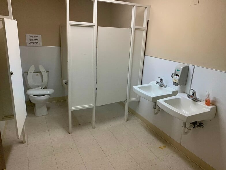 More Photos Of 711 Washington Ave, Bay City Medical For Lease