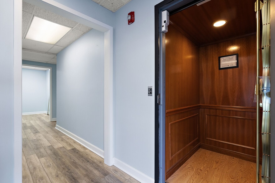 More Photos Of 2400 W 4th St, Wilmington Office For Sale