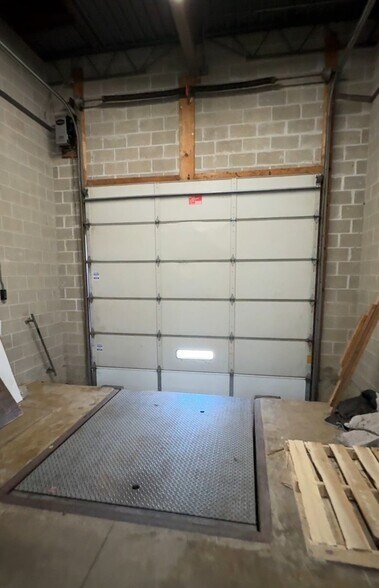 More Photos Of 1104 Heinz Dr, East Dundee Flex For Lease