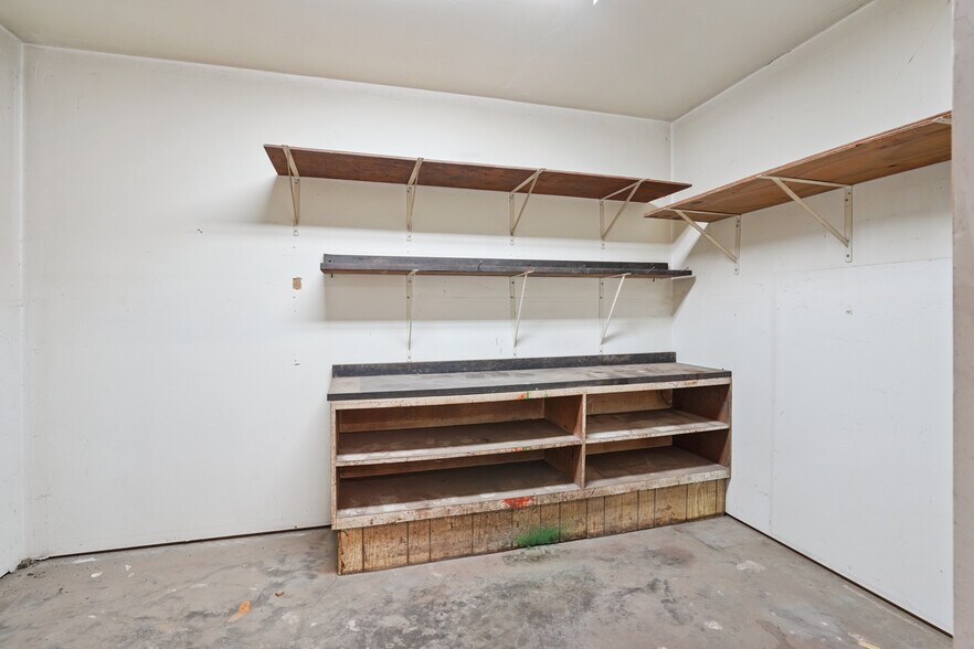 More Photos Of 206 Grant st, Zearing Industrial For Sale