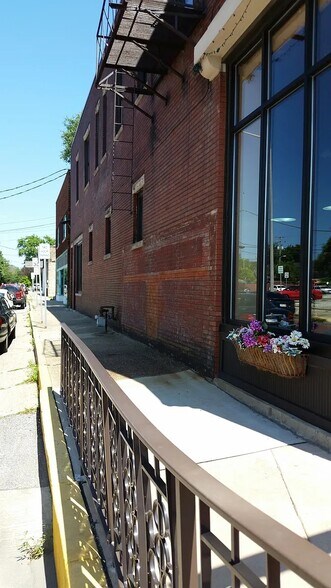 More Photos Of 700 S Main St, Elkhart Storefront Retail Residential For Lease