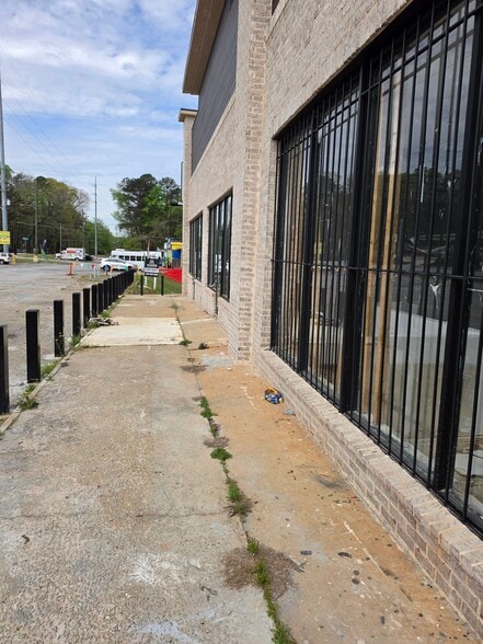 More Photos Of 3858 Glenwood Rd, Decatur Unknown For Lease