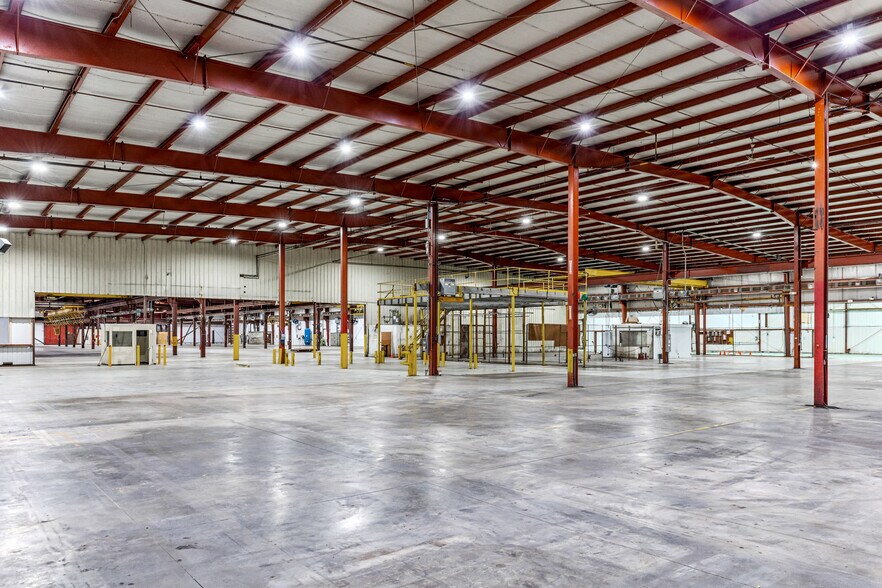 More Photos Of 1402 E Veterans Memorial Pky, Warrenton Manufacturing For Sale