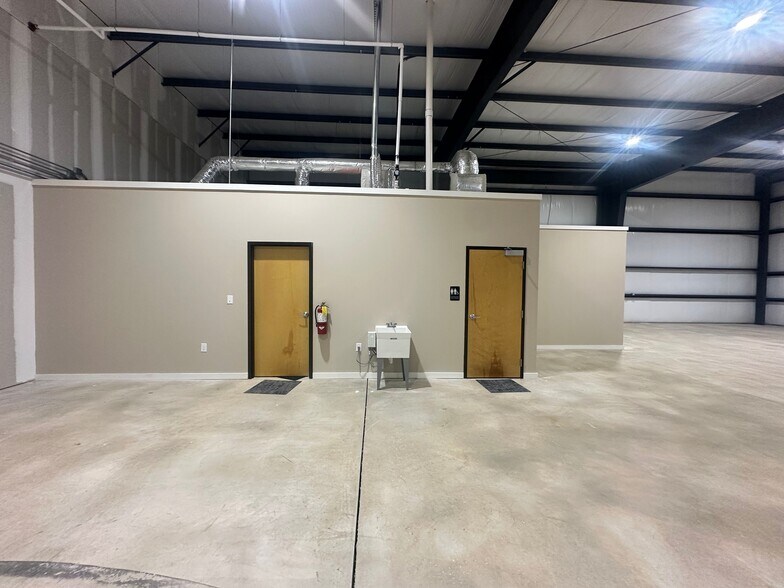 More Photos Of 4830 Marsett Pky, Cumming Light Manufacturing For Lease
