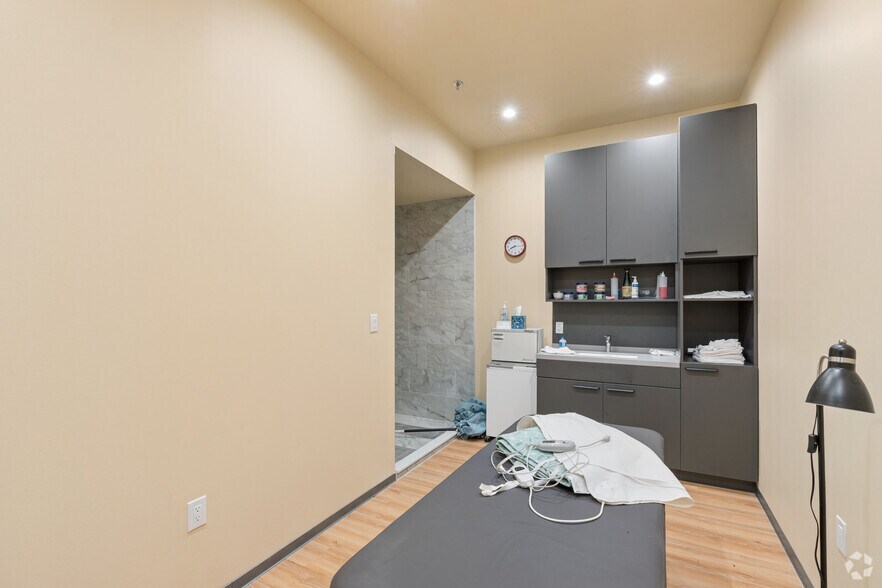 More Photos Of 18318 University Blvd, Sugar Land Storefront For Lease