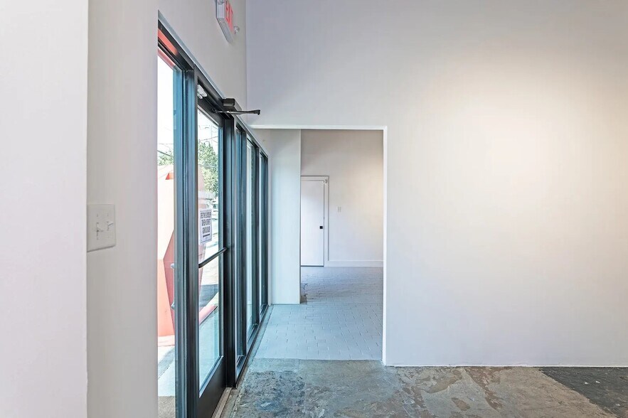 More Photos Of 217 Fairview Ave, Houston Freestanding For Lease