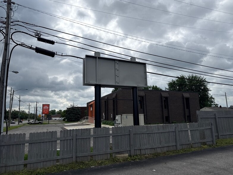 More Photos Of 3875-3883 E Livingston Ave, Columbus Warehouse For Lease